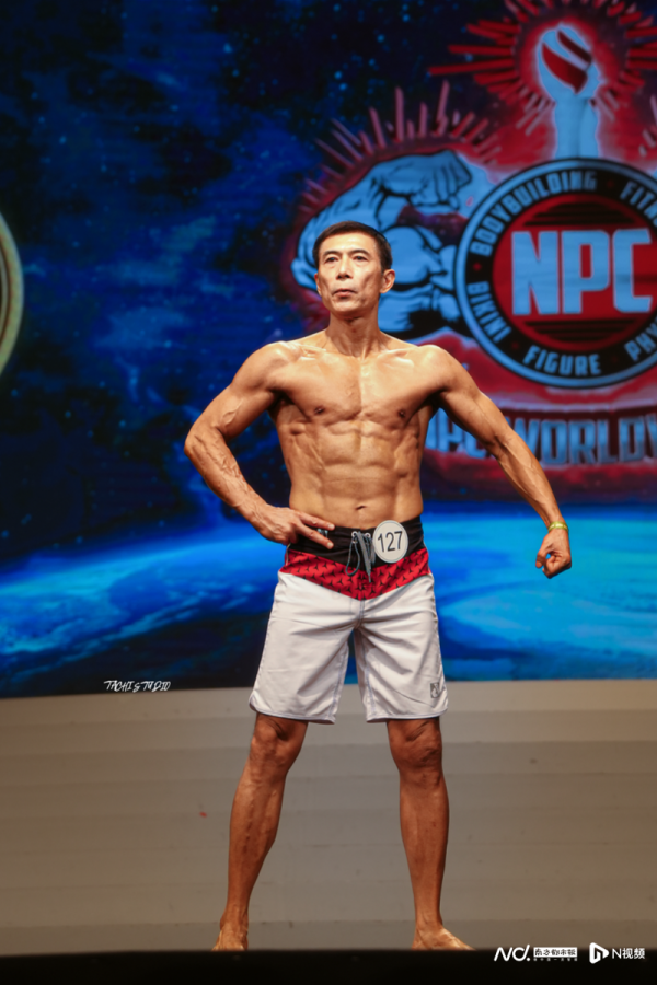本财配资 知名企业副总裁，火了！曾获健身亚军