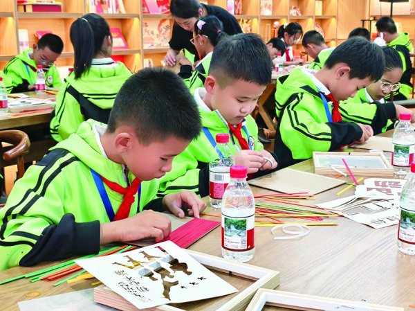 国元配资 一堂“体验式”成长课：集宁“护苗”活动为青少年播撒爱国种子